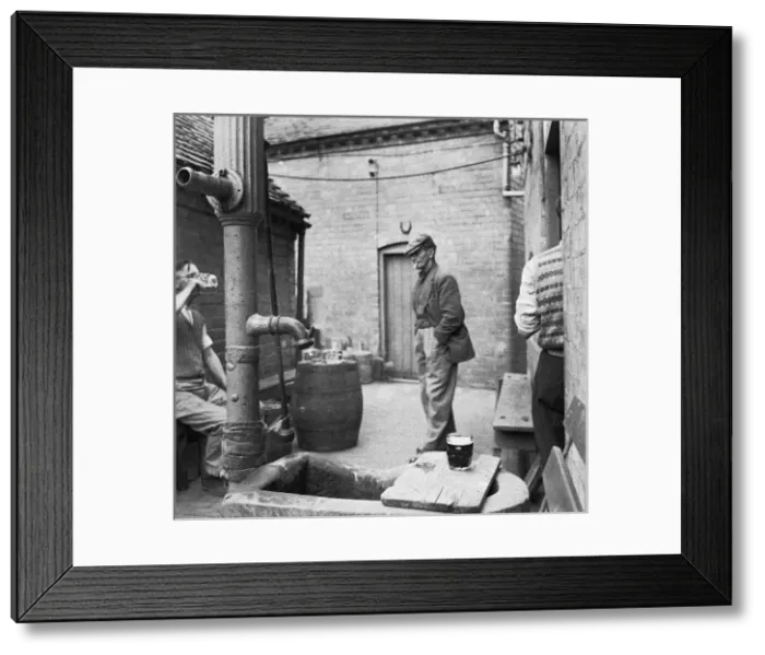 Framed Print : Fruiterers Arms, Hartlebury, Worcestershire Framed Print : Fruiterers Arms, Hartlebury, Worcestershire