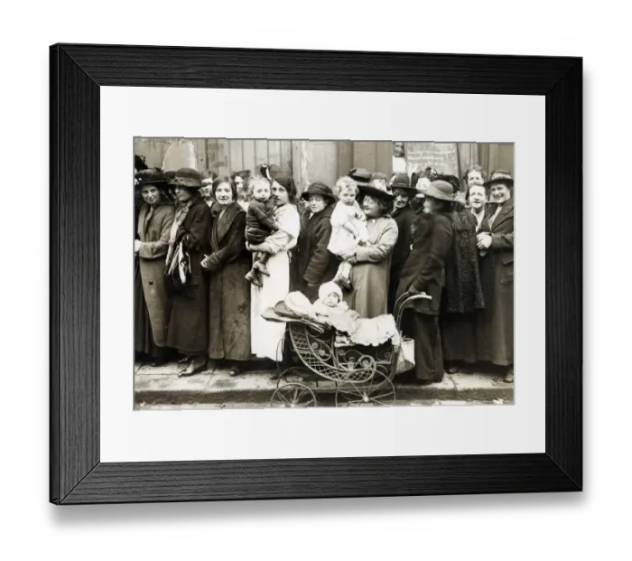 Framed Print : Salvation Army officers serve Covent Garden Market workers Framed Print : Salvation Army officers serve Covent Garden Market workers