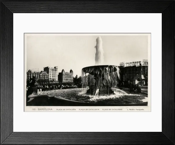Framed Print : The Fountain in Plaza de Cataluna, Barcelona, Spain Framed Print : The Fountain in Plaza de Cataluna, Barcelona, Spain