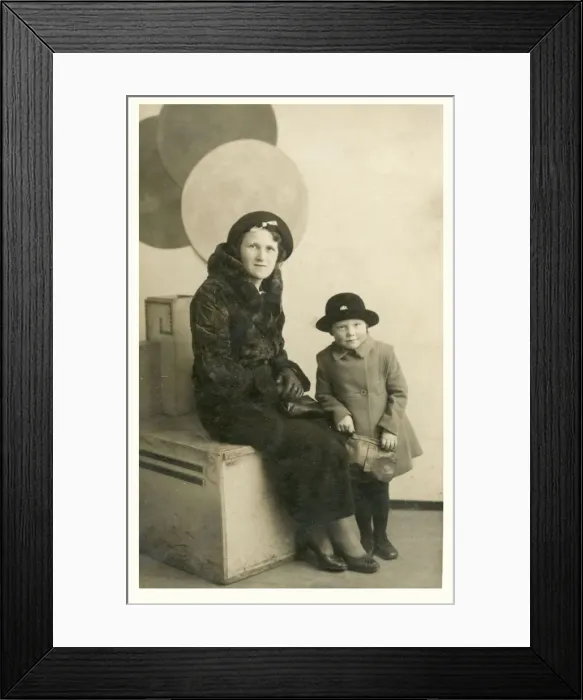 Framed Print : Grimsby - Mother and young daughter in Sunday best Framed Print : Grimsby - Mother and young daughter in Sunday best
