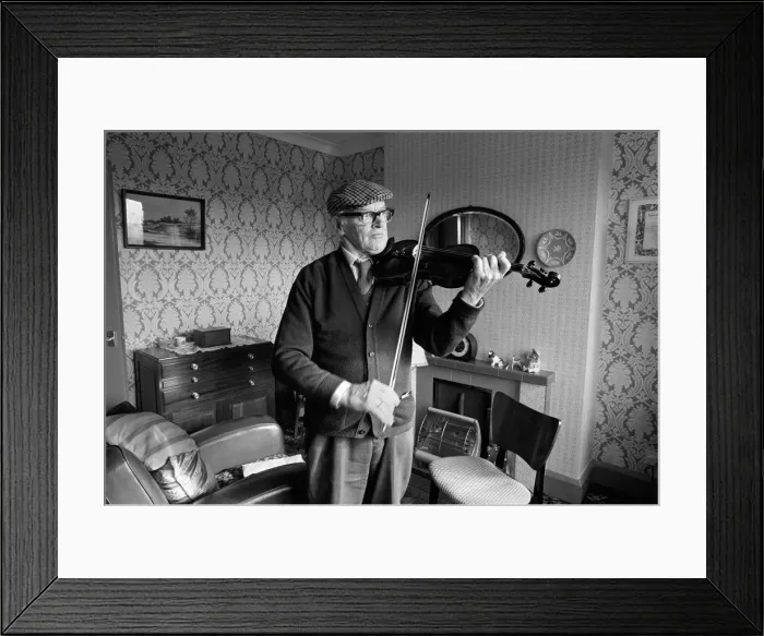 Framed Print : Cloth cap pensioner with violin