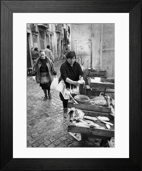 Framed Print : Fishmonger, Lison, Portugal - 2 Framed Print : Fishmonger, Lison, Portugal - 2