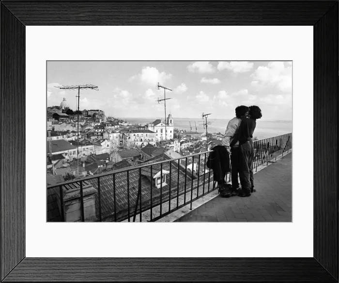 Framed Print : Lovers in Lisbon Framed Print : Lovers in Lisbon