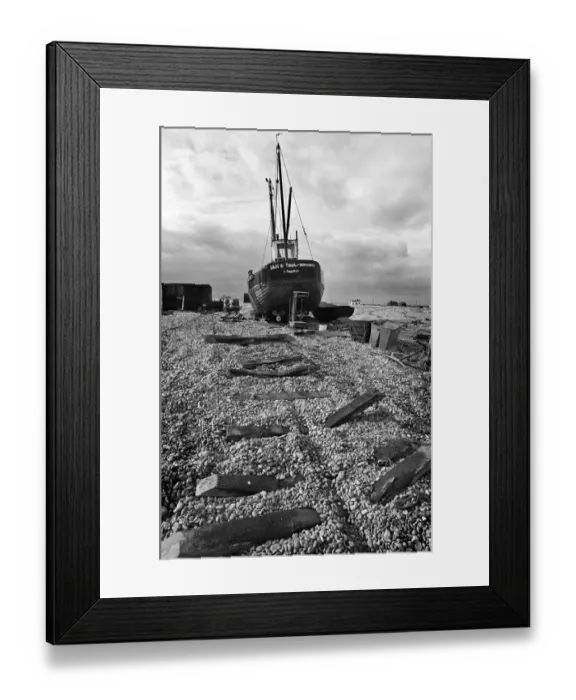 Framed Print : Beach fishing boat, Dungeness, Kent Framed Print : Beach fishing boat, Dungeness, Kent