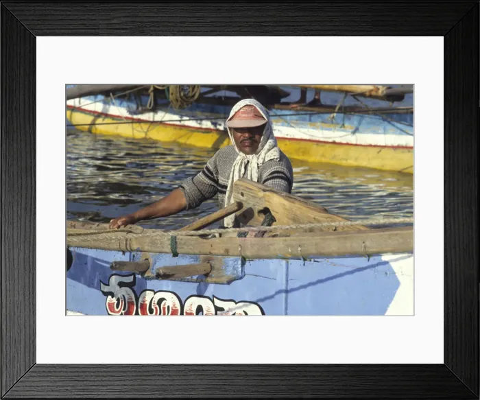 Framed Print : Fisherman in headscarf, Sri Lanka Framed Print : Fisherman in headscarf, Sri Lanka