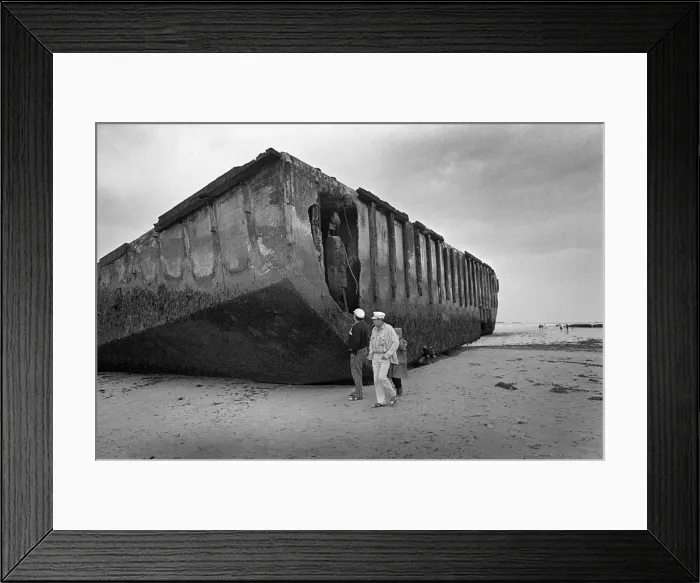 Framed Print : Mulberry Harbour on the beach at Arromanches-les-Bains Framed Print : Mulberry Harbour on the beach at Arromanches-les-Bains