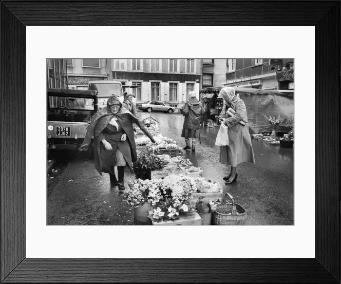 Framed Print : A woman flower seller in a Paris street market Framed Print : A woman flower seller in a Paris street market