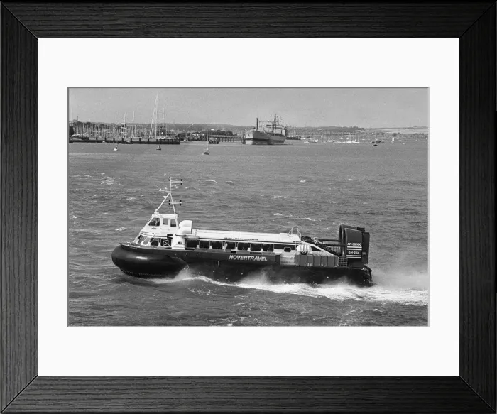 Framed Print : The Hovertravel Ryde to Portsmouth hovercraft arrives Framed Print : The Hovertravel Ryde to Portsmouth hovercraft arrives