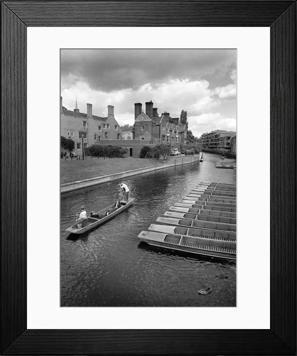 Framed Print : Punting on the River Cam in Cambridge, England Framed Print : Punting on the River Cam in Cambridge, England