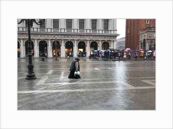 Woman gives up trying to keep dry - floods, Venice