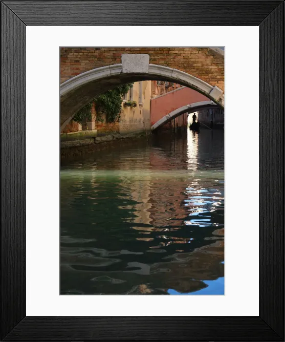 Framed Print : Gondolier heads beneath the Ponte Pasqualigo Framed Print : Gondolier heads beneath the Ponte Pasqualigo