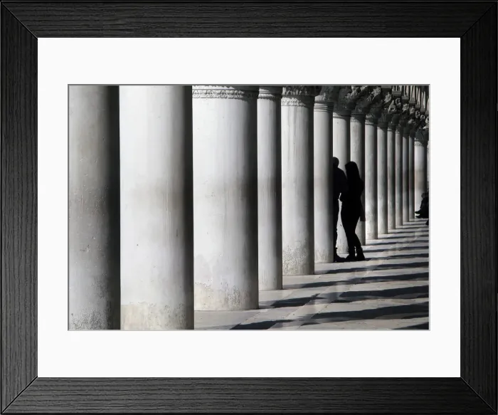 Framed Print : Lovers between marble pillars of the Doges Palace in Venice Framed Print : Lovers between marble pillars of the Doges Palace in Venice