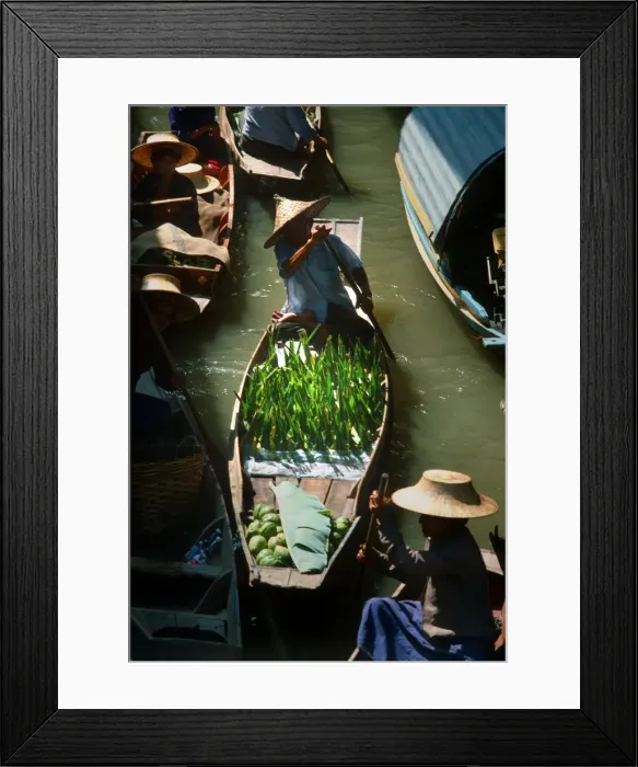 Framed Print : Seller paddles his boat into Damnoen Saduak floating market Framed Print : Seller paddles his boat into Damnoen Saduak floating market