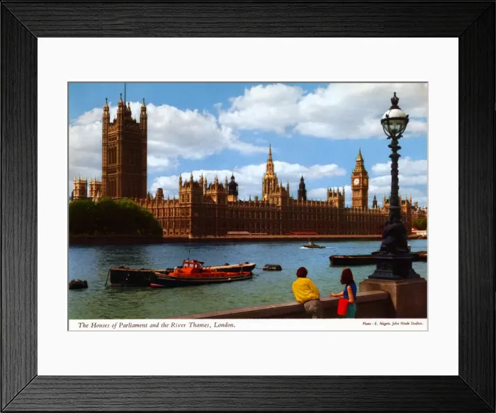 Framed Print : The Houses of Parliament and the River Thames, London Framed Print : The Houses of Parliament and the River Thames, London