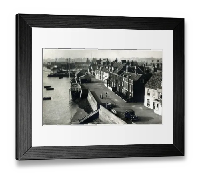Framed Print : Burnham-on-Crouch, Essex - The Anchor Hotel and Waterfront Framed Print : Burnham-on-Crouch, Essex - The Anchor Hotel and Waterfront
