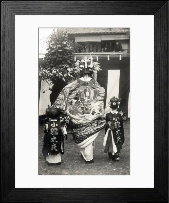 Framed Print : Rear view of a Japanese Actress in remarkably elaborate costume with two children Date Framed Print : Rear view of a Japanese Actress in remarkably elaborate costume with two children Date