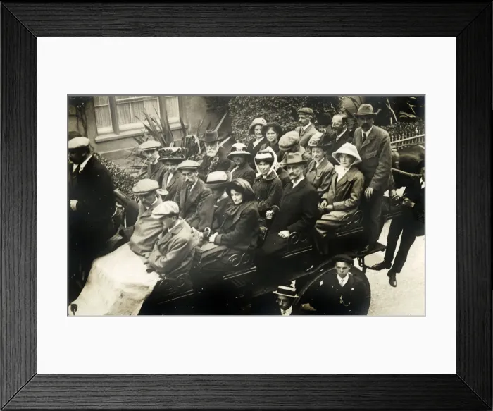 Framed Print : Visitors / Holidaymakers (wrapped-up warm!) head off on a British sightseeing tour in a Framed Print : Visitors / Holidaymakers (wrapped-up warm!) head off on a British sightseeing tour in a