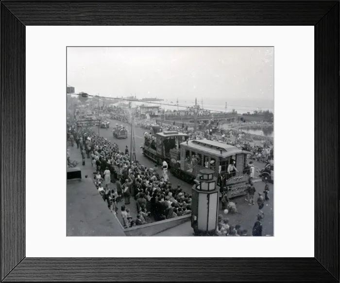Framed Print : Southend Carnival parade, along the sea-front Framed Print : Southend Carnival parade, along the sea-front