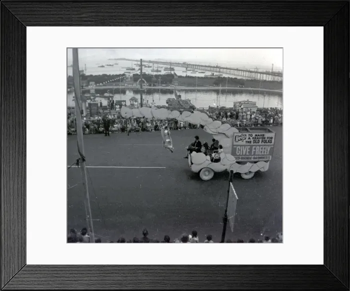 Framed Print : Southend Carnival parade, along the sea-front Framed Print : Southend Carnival parade, along the sea-front