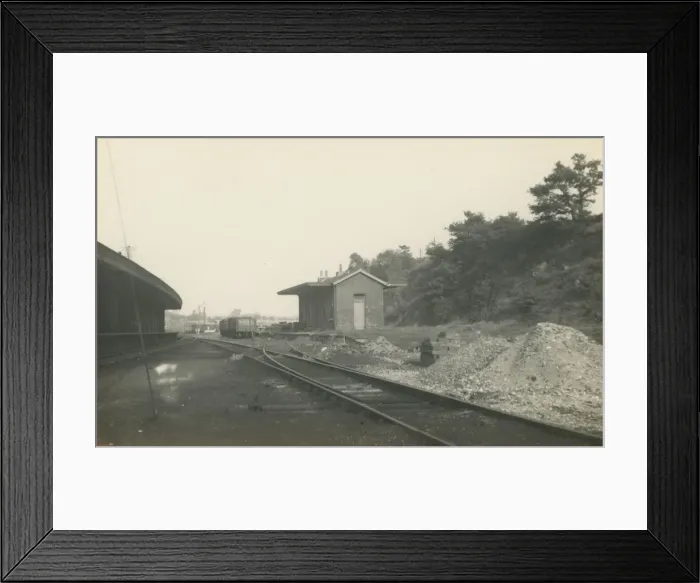 Framed Print : Railway Station - Depot, Cilfton Maybank, Yeovil, Bradford Abbas, Dorset, England