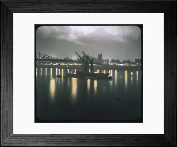Framed Print : LAMBETH BRIDGE / LANTERN Framed Print : LAMBETH BRIDGE / LANTERN
