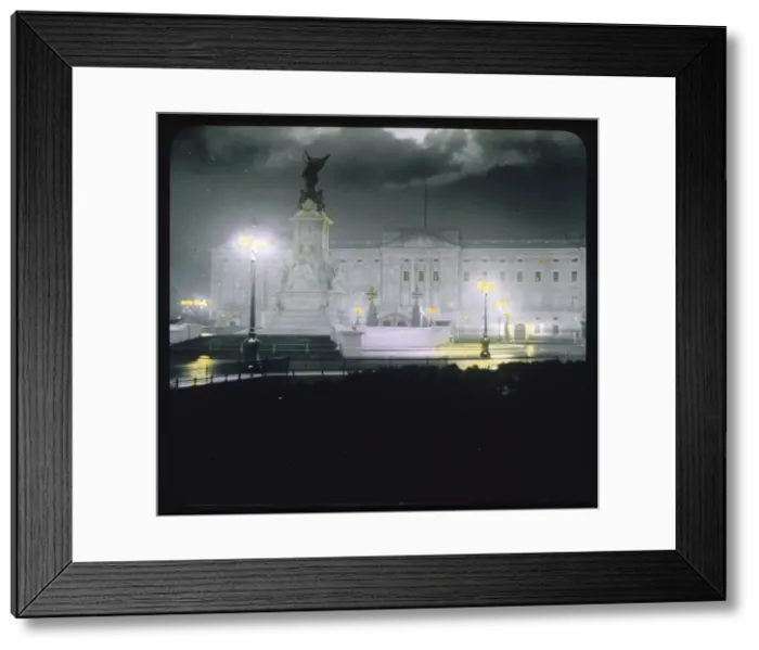 Framed Print : BUCKINGHAM PALACE / LANTER Framed Print : BUCKINGHAM PALACE / LANTER