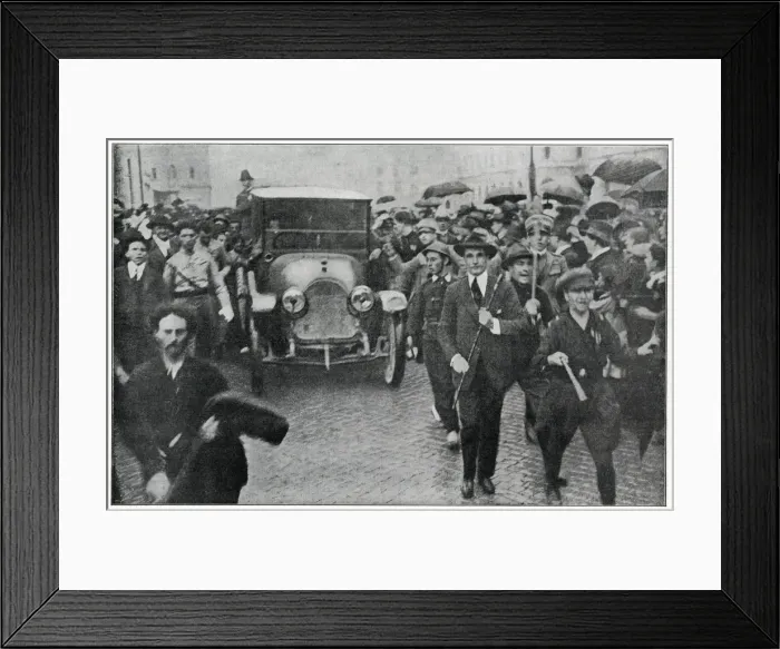 Framed Print : Mussolini arrives triumphantly in Rome 1922 Framed Print : Mussolini arrives triumphantly in Rome 1922