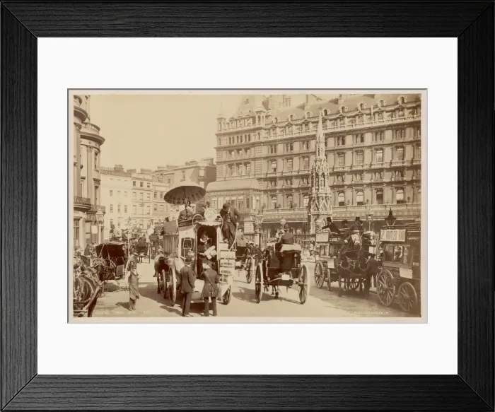 Framed Print : PHOTO / CHARING C STREET Framed Print : PHOTO / CHARING C STREET