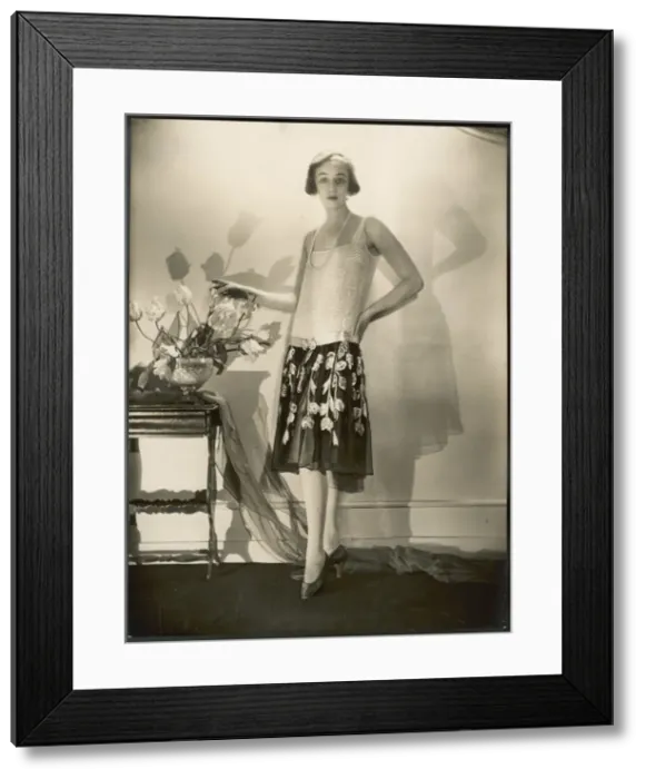 Framed Print : WOMAN / MAROUSSILE DRESS Framed Print : WOMAN / MAROUSSILE DRESS