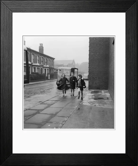 Framed Print : CHILDREN RUNNING / NEG2016 Framed Print : CHILDREN RUNNING / NEG2016