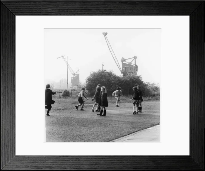Framed Print : CHILDREN PLAY / GLASGOW Framed Print : CHILDREN PLAY / GLASGOW