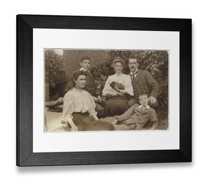 Framed Print : FAMILY PHOTO / GUINEA PIG Framed Print : FAMILY PHOTO / GUINEA PIG