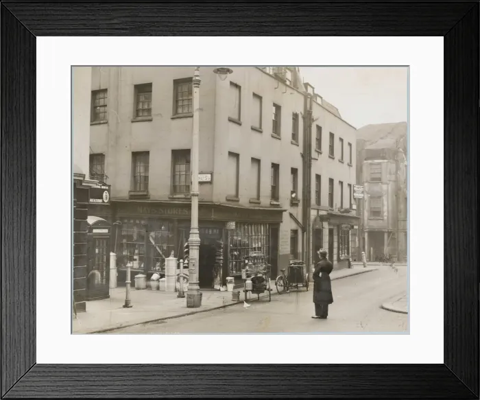 Framed Print : SHEPHERD MARKET / PHOTO Framed Print : SHEPHERD MARKET / PHOTO