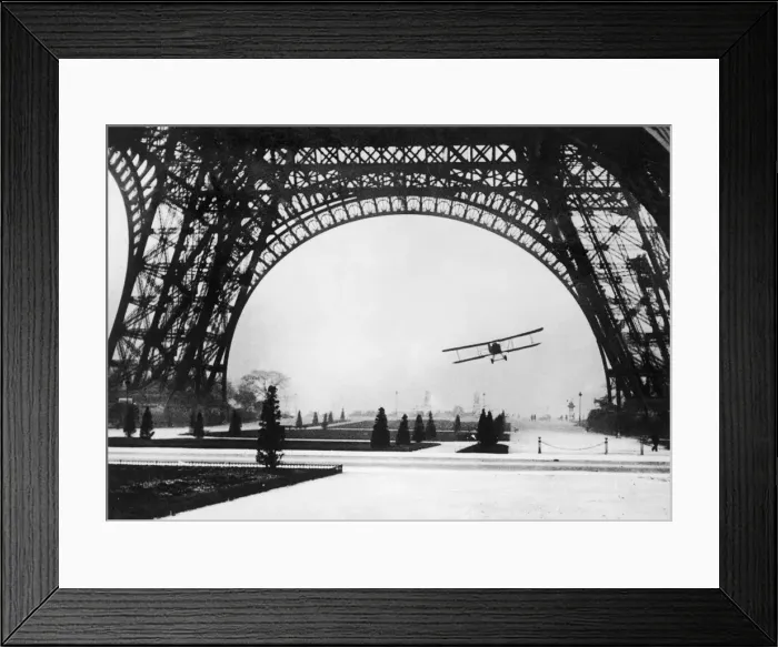 Framed Print : Tour Eiffel Air Crash Framed Print : Tour Eiffel Air Crash