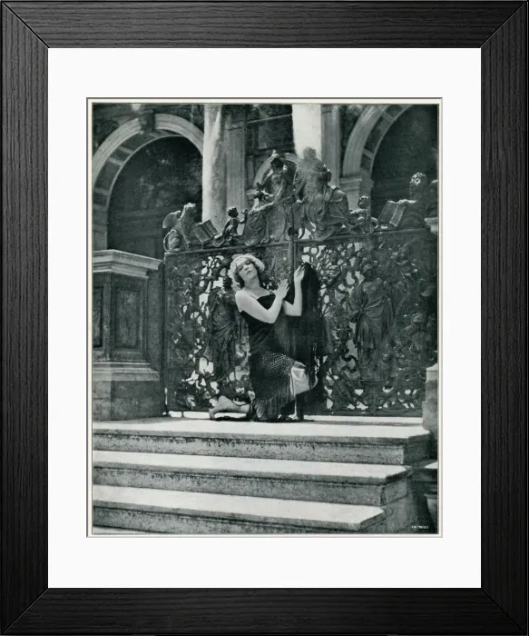 Framed Print : AN OFFENSIVE PHOTO Framed Print : AN OFFENSIVE PHOTO