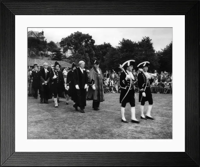 Framed Print : TOWN CRIER / CONTEST Framed Print : TOWN CRIER / CONTEST