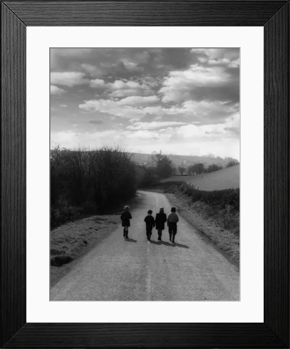 Framed Print : CHILDREN / COUNTRY ROAD Framed Print : CHILDREN / COUNTRY ROAD