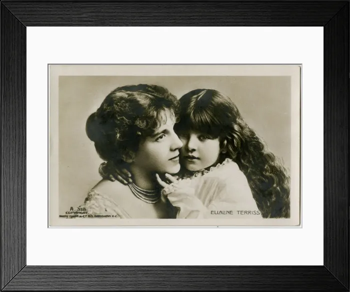 Framed Print : Ellaline Terriss with her daughter Framed Print : Ellaline Terriss with her daughter