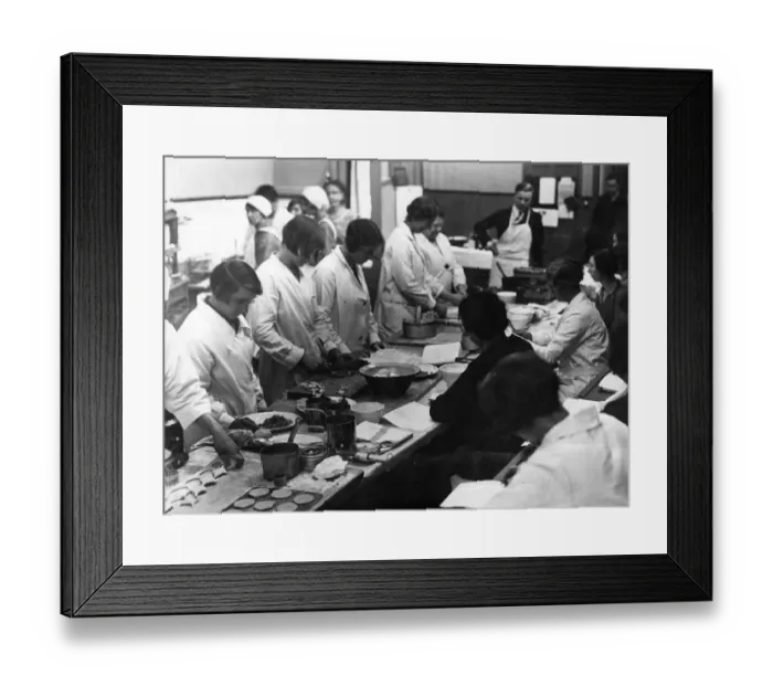 Framed Print : COOKERY CLASS / PASTRIES Framed Print : COOKERY CLASS / PASTRIES