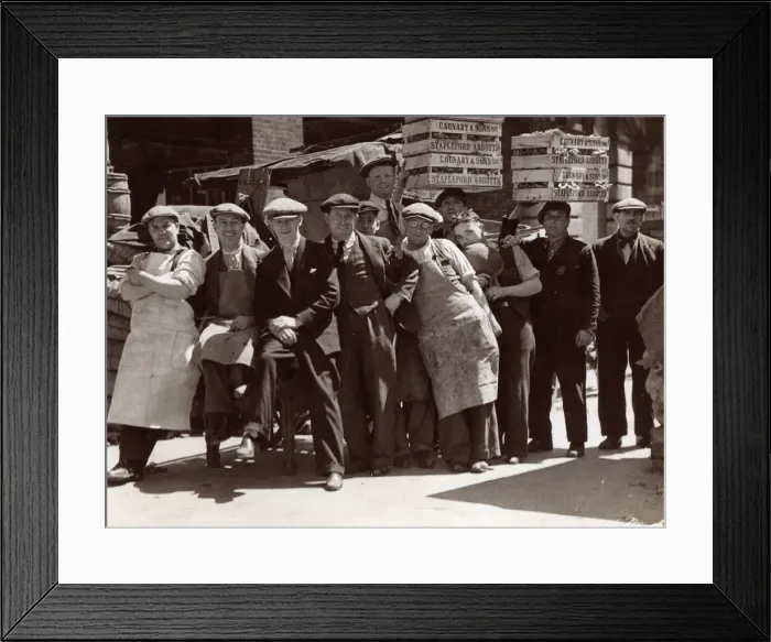 Framed Print : GROUP OF MARKET TRADERS Framed Print : GROUP OF MARKET TRADERS
