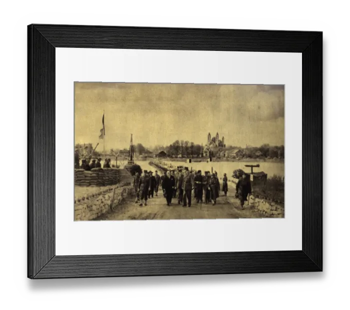Framed Print : DE GAULLE ACROSS RHINE