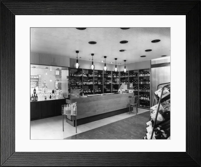 Framed Print : IRISH OFF LICENCE / 1960S Framed Print : IRISH OFF LICENCE / 1960S