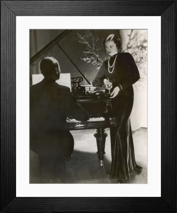 Framed Print : SULTRY PIANO PLAYING Framed Print : SULTRY PIANO PLAYING