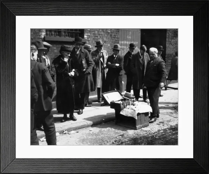 Framed Print : LONDON STREET PEDLARS Framed Print : LONDON STREET PEDLARS