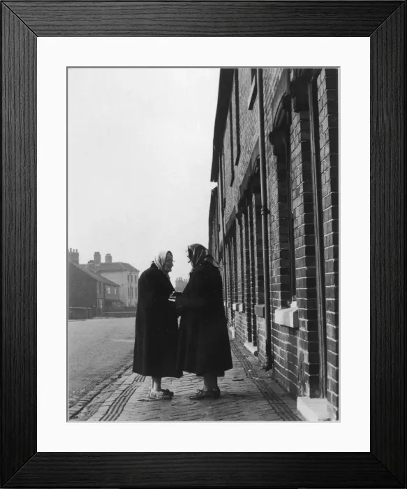 Framed Print : SOCIAL / WOMEN CHATTING Framed Print : SOCIAL / WOMEN CHATTING
