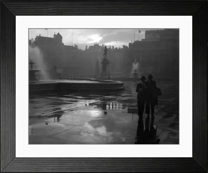Framed Print : WET DAY IN TRAFALGAR SQ Framed Print : WET DAY IN TRAFALGAR SQ