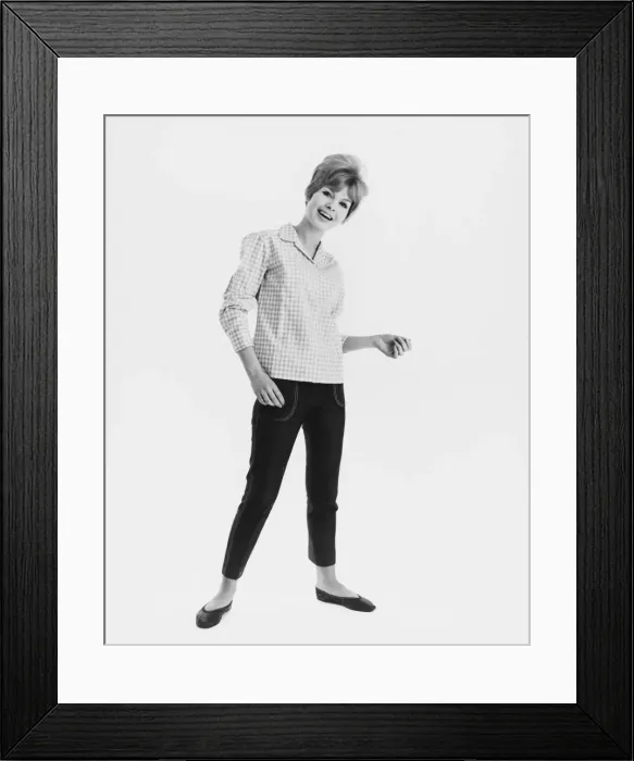 Framed Print : FEMALE MODEL Framed Print : FEMALE MODEL