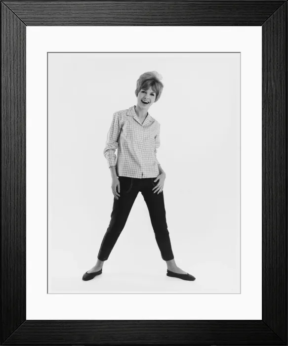 Framed Print : FEMALE MODEL Framed Print : FEMALE MODEL