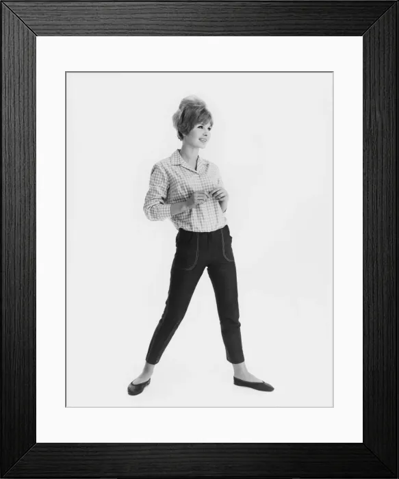 Framed Print : FEMALE MODEL Framed Print : FEMALE MODEL