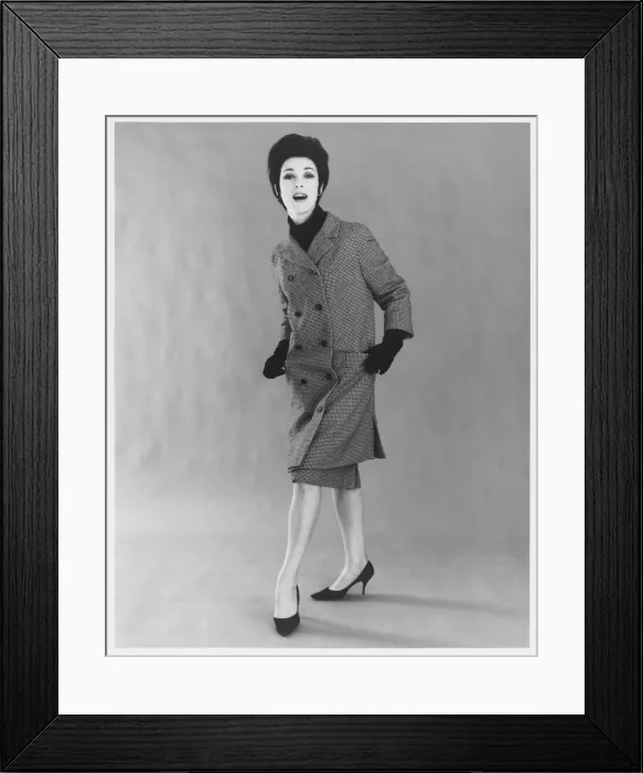 Framed Print : FEMALE MODEL Framed Print : FEMALE MODEL